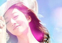 劉思彤&ldquo;日光浴&rdquo;大片 長發(fā)慵懶展醉人微笑