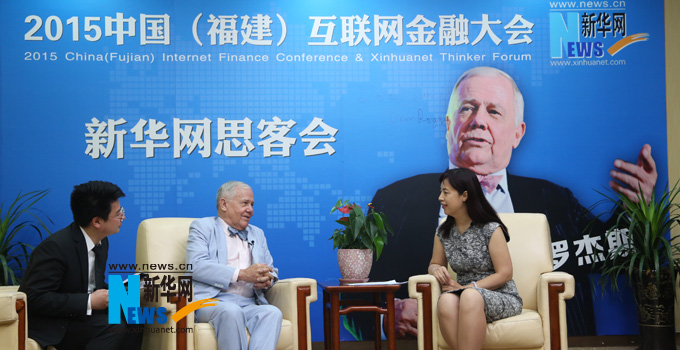 羅杰斯接受新華網(wǎng)思客專訪。