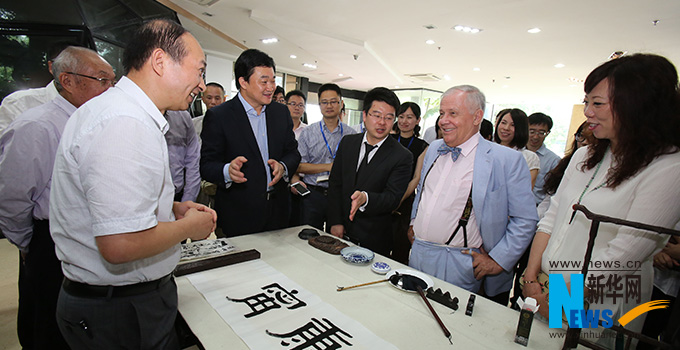 羅杰斯參觀新華網(wǎng)福建分公司。