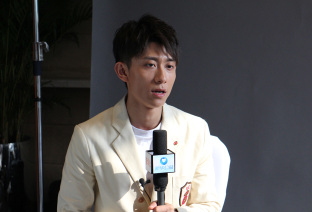 國(guó)有棟梁，大愛(ài)無(wú)疆；爾如嫩草，小愛(ài)芬芳。