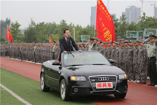 安徽高校院長(zhǎng)坐敞篷車(chē)閱兵