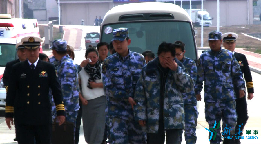 &uarr;資料圖片：張超的父親（右四）揮淚送別張超。