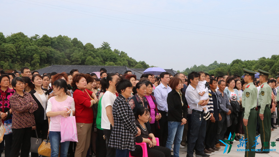 &uarr;張超烈士骨灰安葬儀式現(xiàn)場(chǎng)，岳陽(yáng)的父老鄉(xiāng)親紛紛來(lái)給張超送別。