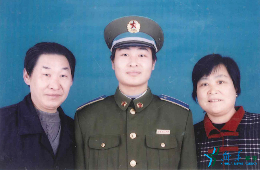 &uarr;資料圖片：張超考入飛行學(xué)院后成為全家的驕傲。