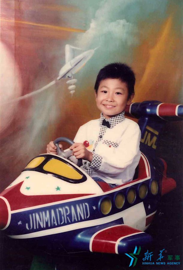 &uarr;資料圖片：長大后當(dāng)一名優(yōu)秀的飛行員是張超兒時種下的夢想。