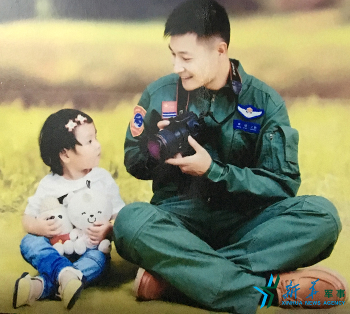 &uarr;資料圖片：被選為艦載戰(zhàn)斗機飛行員的張超與女兒合影。