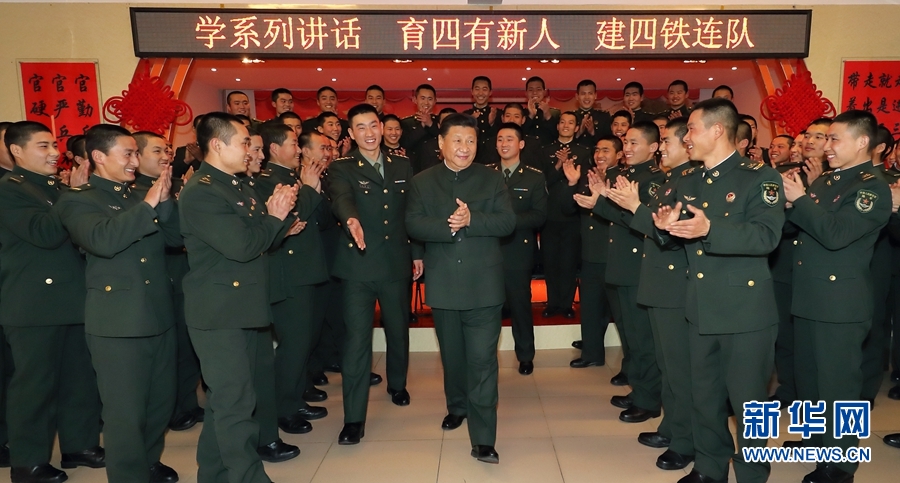 1月23日，習近平專程來到陸軍第65集團軍，深入基層連隊，看望慰問官兵，代表黨中央和中央軍委，向全軍指戰(zhàn)員、武警部隊官兵、民兵預備役人員致以誠摯問候和新春祝福。這是習近平在該集團軍&ldquo;大功三連&rdquo;同官兵在一起。新華社記者李剛攝