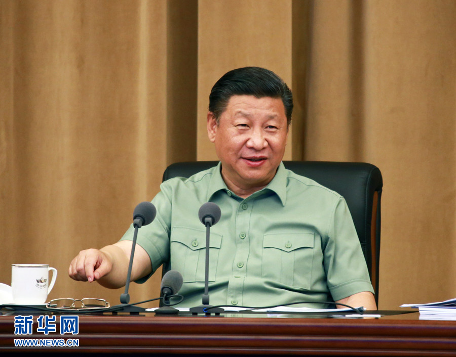 5月24日，中共中央總書記、國家主席、中央軍委主席習(xí)近平視察海軍機(jī)關(guān)，親切接見海軍第十二次黨代會(huì)全體代表和海軍機(jī)關(guān)正師職以上領(lǐng)導(dǎo)干部。這是習(xí)近平聽取海軍工作匯報(bào)后發(fā)表重要講話。 新華社記者 查春明 攝 