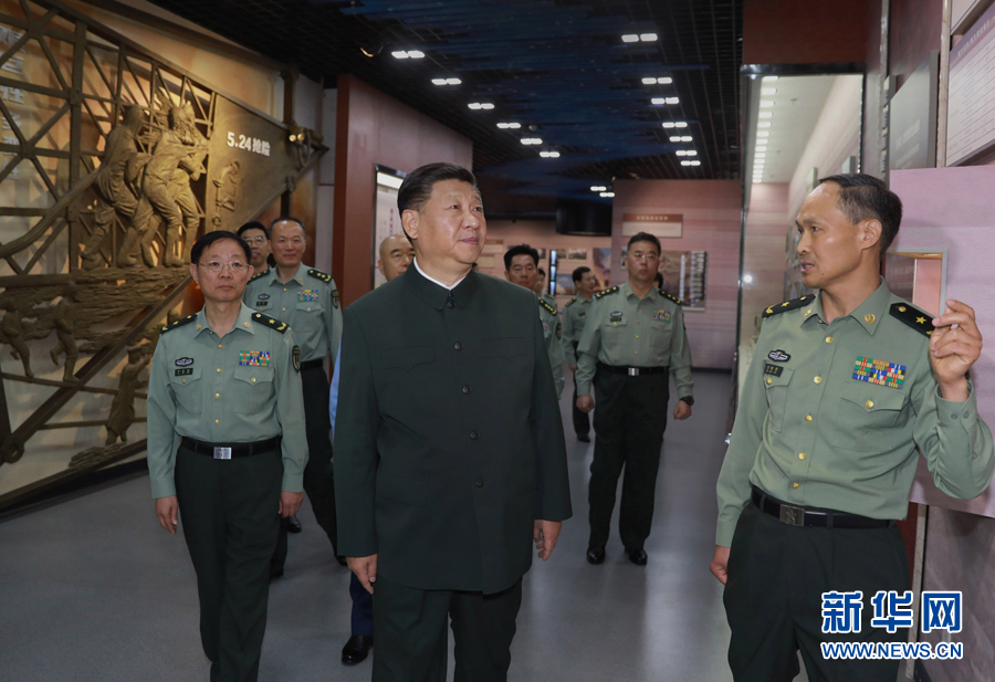 6月22日，正在山西省考察工作的中共中央總書記、國(guó)家主席、中央軍委主席習(xí)近平來到駐晉部隊(duì)某基地視察調(diào)研，代表黨中央和中央軍委，向基地組建50周年致以熱烈的祝賀，向老一輩創(chuàng)業(yè)者、廣大基地官兵致以崇高的敬意和誠(chéng)摯的問候。這是習(xí)近平視察基地軍史館。新華社記者 李剛 攝