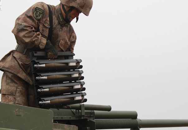 見(jiàn)過(guò)給火炮壓彈夾嗎？