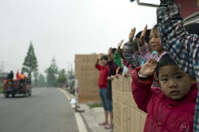 向救援人員敬禮！