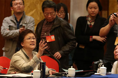 宋春麗兩會上提吳天明去世 情緒失控?cái)?shù)度哽咽