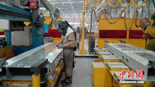 焊接工人正在工作。中新網(wǎng) 邱宇 攝