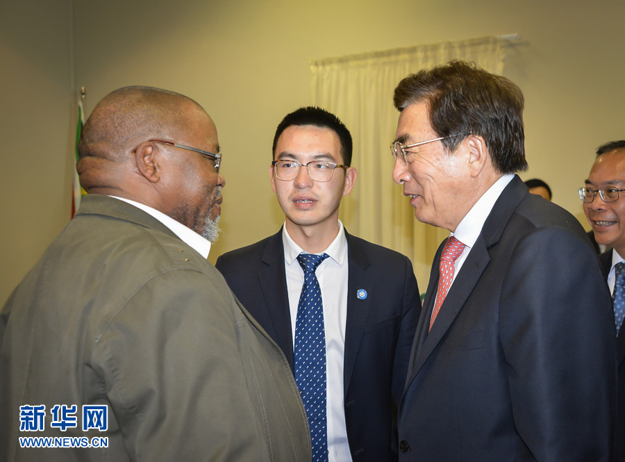 3月26日，中共中央政治局委員、北京市委書記郭金龍（前右）在南非約翰內(nèi)斯堡與執(zhí)政的南非非洲人國民大會總書記曼塔謝（前左）舉行工作會談。  新華社記者趙熙攝