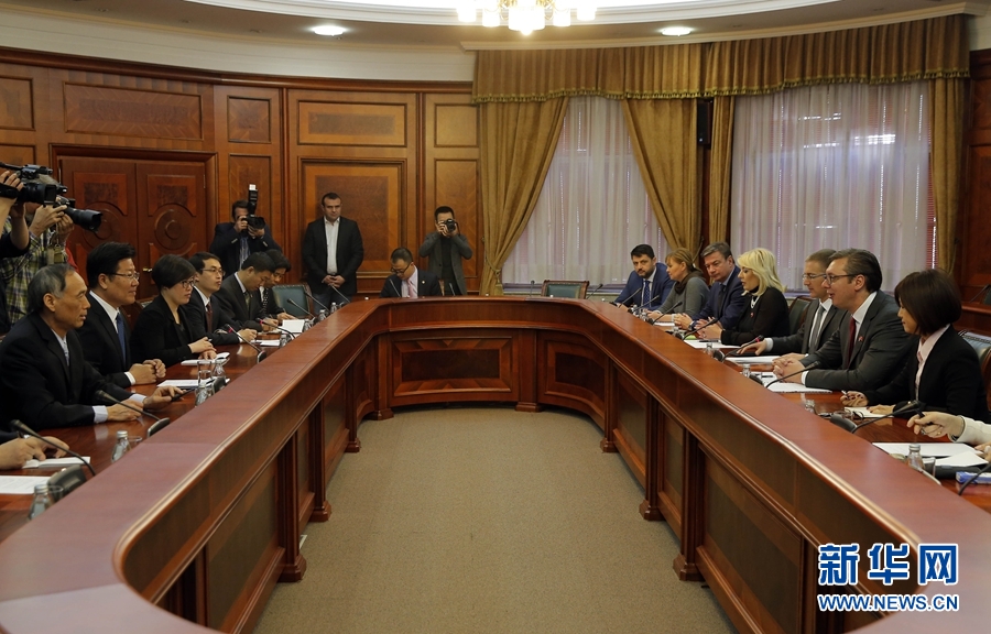 4月12日，塞爾維亞前進(jìn)黨主席、政府總理武契奇（右二）在貝爾格萊德會(huì)見(jiàn)中共中央政治局委員、中央黨的建設(shè)工作領(lǐng)導(dǎo)小組副組長(zhǎng)張春賢（左二）。新華社發(fā)（普雷德拉格&middot;米洛薩夫列維奇攝）