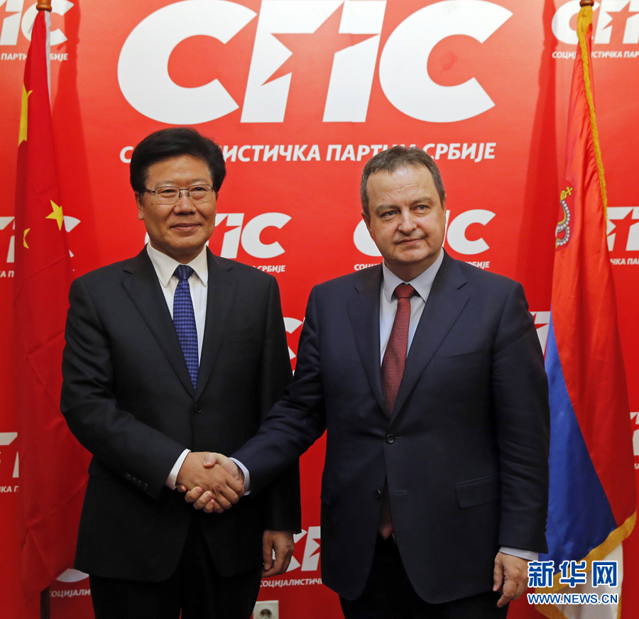 4月13日，中共中央政治局委員、中央黨的建設(shè)工作領(lǐng)導(dǎo)小組副組長(zhǎng)張春賢（左）在塞爾維亞貝爾格萊德會(huì)見(jiàn)塞社會(huì)黨主席、政府第一副總理兼外長(zhǎng)達(dá)契奇。新華社發(fā)（普雷德拉格&middot;米洛薩夫列維奇攝）