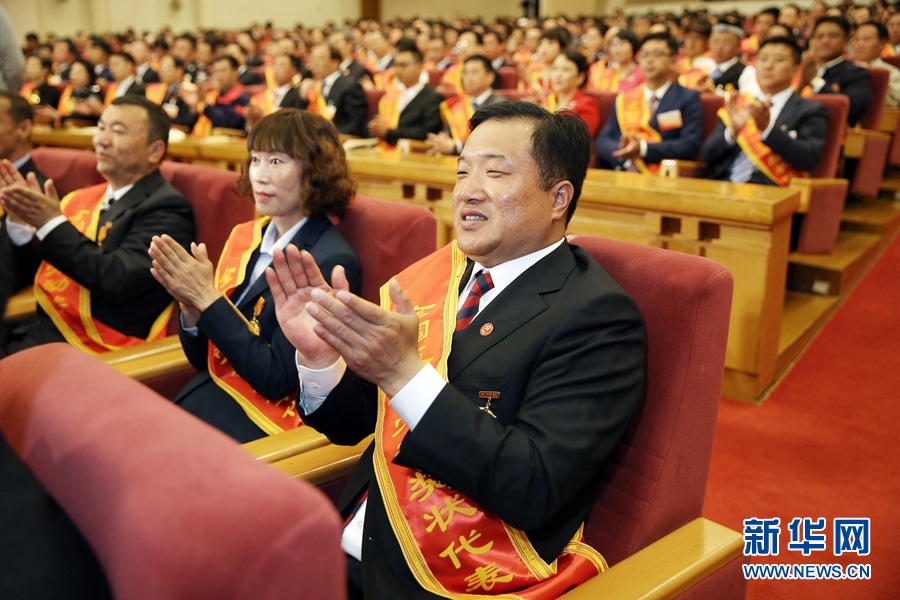 這是與會(huì)代表在表彰大會(huì)上鼓掌。新華社記者 才揚(yáng) 攝