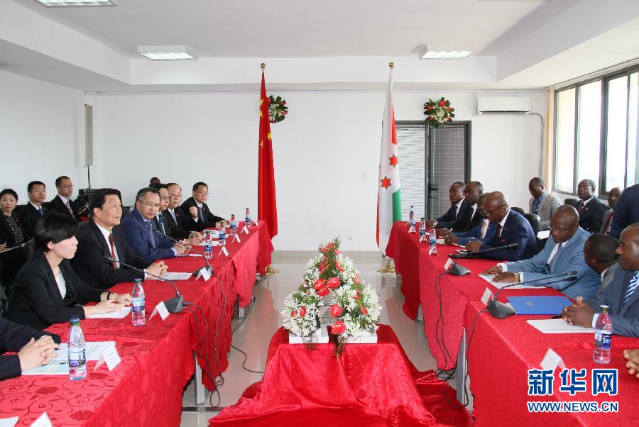  5月11日，中國國家副主席李源潮在布瓊布拉與布隆迪第一副總統(tǒng)辛迪姆沃和第二副總統(tǒng)布托雷舉行會談。新華社記者 呂天然 攝