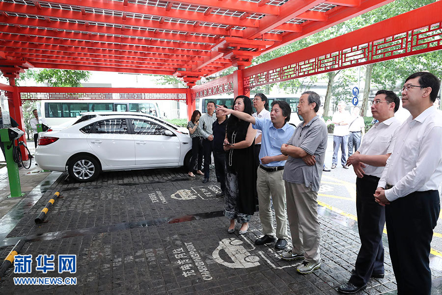 近日，中共中央政治局委員、國(guó)務(wù)院副總理馬凱在北京調(diào)研新能源汽車產(chǎn)業(yè)發(fā)展。這是7月4日，馬凱在北京深入新能源汽車充換電設(shè)施、充電服務(wù)平臺(tái)、分時(shí)租賃等單位調(diào)研。新華社記者 龐興雷 攝