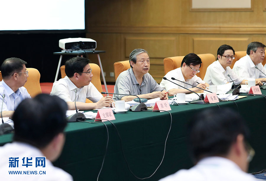 近日，中共中央政治局委員、國(guó)務(wù)院副總理馬凱在北京調(diào)研新能源汽車產(chǎn)業(yè)發(fā)展。這是7月4日，馬凱在北京深入新能源汽車充換電設(shè)施、充電服務(wù)平臺(tái)、分時(shí)租賃等單位調(diào)研，并主持召開推廣應(yīng)用座談會(huì)。新華社記者 龐興雷 攝