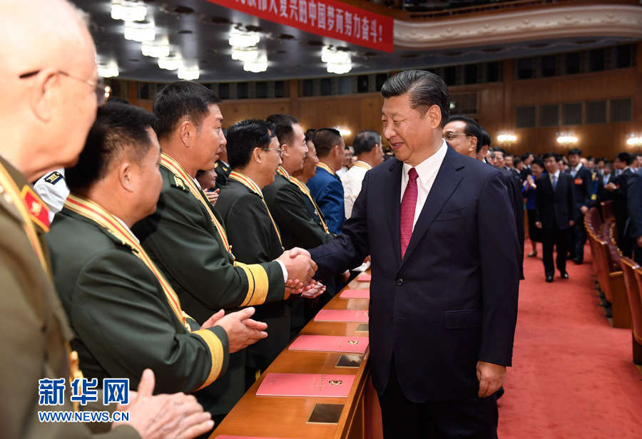 7月28日，慶祝中國人民解放軍建軍90周年文藝晚會《在黨的旗幟下》在北京人民大會堂舉行。中共中央總書記、國家主席、中央軍委主席習(xí)近平和李克強(qiáng)、張德江、俞正聲、劉云山、王岐山、張高麗等黨和國家領(lǐng)導(dǎo)人，與首都3000多名各界群眾一起觀看演出。演出開始前，習(xí)近平等與老戰(zhàn)士、老同志代表和&ldquo;八一勛章&rdquo;獲得者親切握手。新華社記者 李學(xué)仁 攝