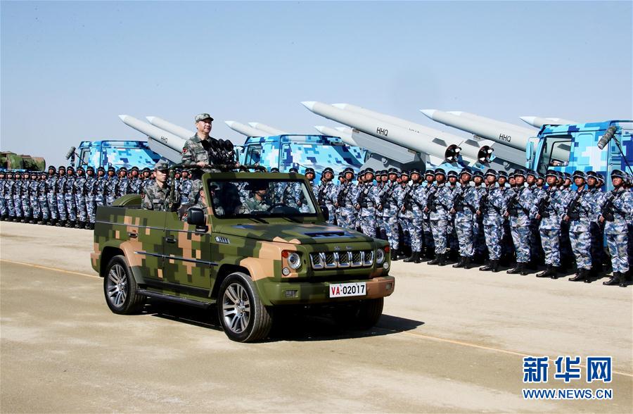 7月30日上午，慶祝中國(guó)人民解放軍建軍90周年閱兵在朱日和聯(lián)合訓(xùn)練基地隆重舉行。中共中央總書(shū)記、國(guó)家主席、中央軍委主席習(xí)近平檢閱部隊(duì)并發(fā)表重要講話(huà)。這是習(xí)近平乘車(chē)檢閱部隊(duì)。新華社記者 李濤 攝