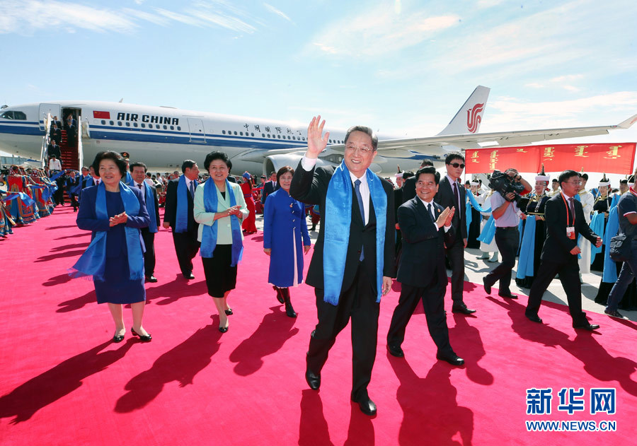 8月7日，以中共中央政治局常委、全國政協(xié)主席俞正聲為團長的中央代表團飛抵呼和浩特，出席內(nèi)蒙古自治區(qū)成立70周年慶?；顒?。中央代表團在機場受到內(nèi)蒙古各族群眾的熱烈歡迎。新華社記者 姚大偉 攝
