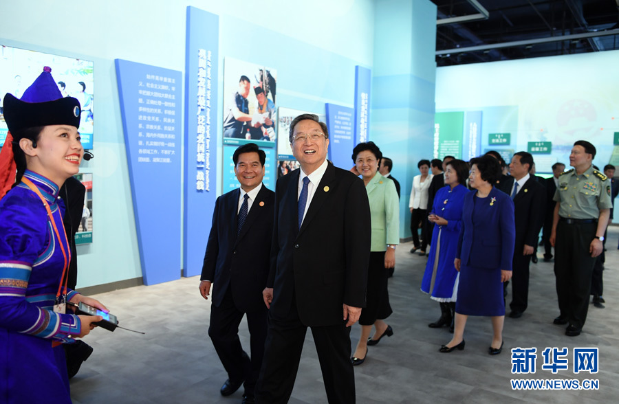 8月7日，中共中央政治局常委、全國政協主席、中央代表團團長俞正聲率代表團全體成員來到內蒙古展覽館，參觀《守望相助團結奮斗&mdash;&mdash;慶祝內蒙古自治區(qū)成立70周年展覽》。 新華社記者 張領 攝
