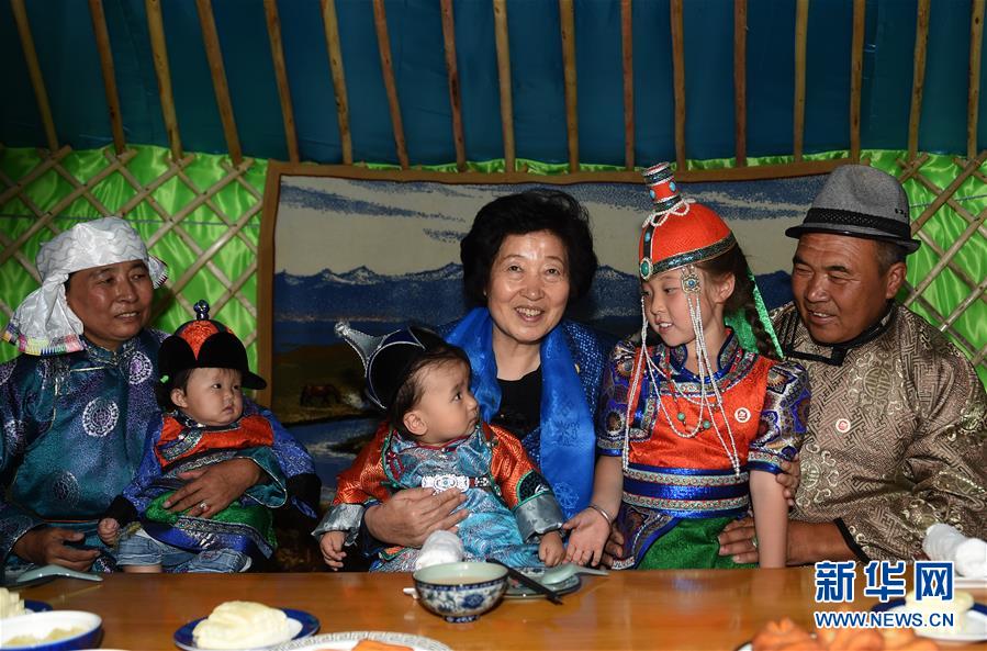 8月11日，帶著以習(xí)近平同志為核心的黨中央的親切關(guān)懷和全國(guó)各族人民的美好祝福，中共中央政治局委員、中央統(tǒng)戰(zhàn)部部長(zhǎng)、中央代表團(tuán)副團(tuán)長(zhǎng)孫春蘭率中央代表團(tuán)三分團(tuán)在錫林郭勒盟看望各族干部群眾，共同慶祝內(nèi)蒙古自治區(qū)成立70周年。這是孫春蘭在錫林浩特市寶力根蘇木牧民巴&middot;巴特爾（右一）家中看望。新華社記者 任軍川 攝