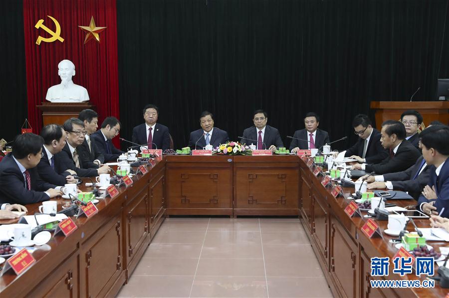 應(yīng)越南共產(chǎn)黨邀請，中共中央政治局常委、中央書記處書記劉云山9月18日至19日對越南進行正式訪問。這是9月19日，劉云山在越共中央政治局委員范明政陪同下考察胡志明國家政治學院，并與曾赴華考察交流的越方學員代表進行座談。 新華社記者龐興雷 攝