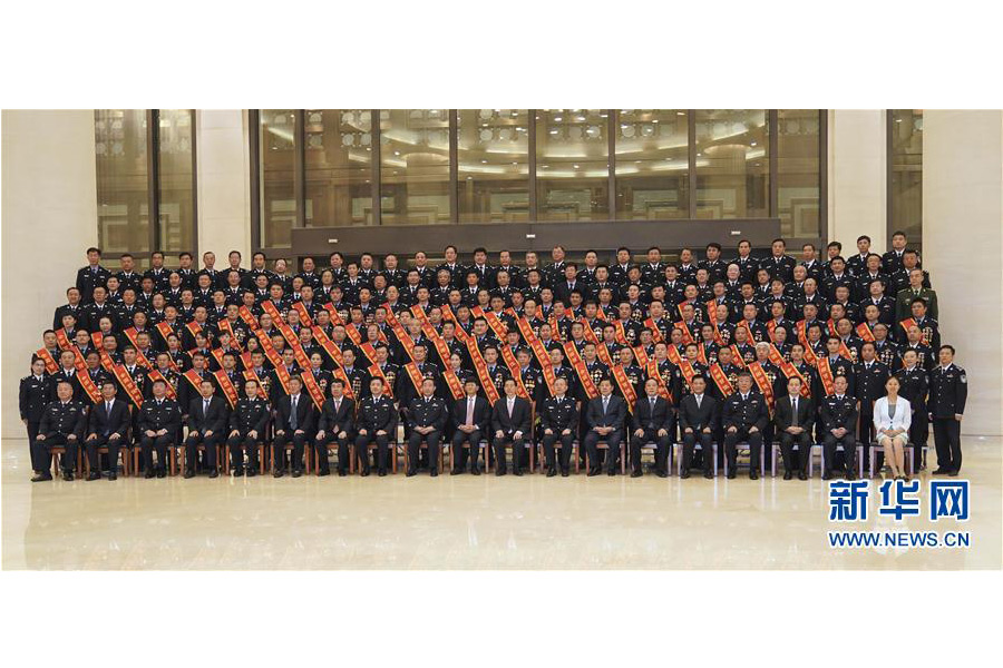 9月22日，&ldquo;熱血鑄劍&middot;丹心衛(wèi)民&rdquo;全國公安百佳刑警推選活動(dòng)揭曉儀式在北京舉行。中共中央政治局委員、中央政法委書記孟建柱會(huì)見當(dāng)選民警并觀看揭曉儀式。國務(wù)委員、公安部部長郭聲琨參加會(huì)見并觀看揭曉儀式。新華社記者 殷剛 攝