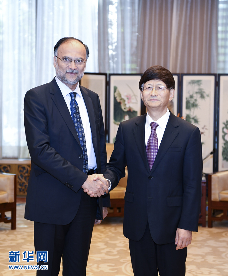 9月26日，中共中央政治局委員、中央政法委書記孟建柱在北京會見來華出席國際刑警組織第86屆全體大會的巴基斯坦內(nèi)政部長伊克巴爾。新華社記者 張領(lǐng) 攝