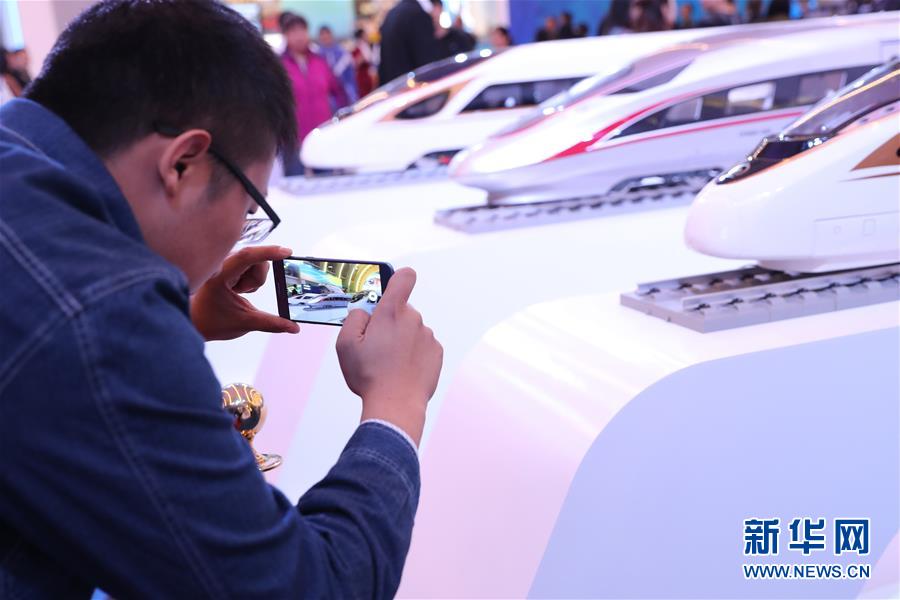 （十九大時(shí)光&middot;圖文互動(dòng)）（2）向著夢(mèng)想，奮進(jìn)！&mdash;&mdash;來自&ldquo;砥礪奮進(jìn)的五年&rdquo;大型成就展現(xiàn)場(chǎng)的報(bào)道 