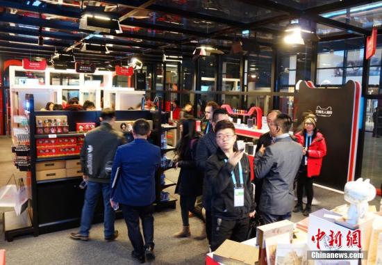 走進(jìn)&ldquo;互聯(lián)網(wǎng)之光&rdquo;博覽會(huì)，無(wú)人超市是本次展會(huì)最大的熱點(diǎn)，顧客可用二維碼進(jìn)入超市，實(shí)現(xiàn)全自動(dòng)購(gòu)物。