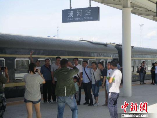 圖為旅客在漠河站合影留念。(中國鐵路哈爾濱局集團有限公司提供)