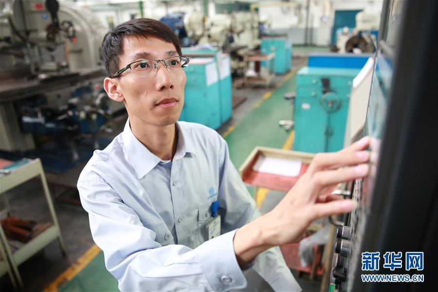 （圖文互動(dòng)）（3）他用匠心守護(hù)飛機(jī)心臟&mdash;&mdash;記中國(guó)航發(fā)沈陽黎明航空發(fā)動(dòng)機(jī)有限責(zé)任公司一線工人洪家光