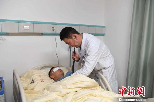 圖為醫(yī)生為杜富國檢查?！⌒が?攝