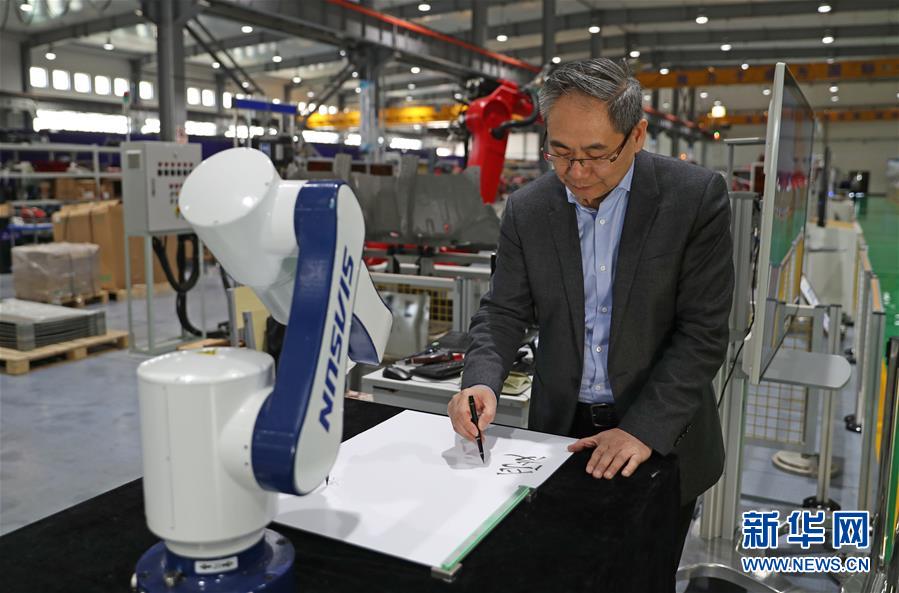 （愛國情 奮斗者&middot;圖文互動）（1）青春，就是用來奮斗的&mdash;&mdash;記沈陽新松機器人自動化股份有限公司創(chuàng)始人兼總裁曲道奎