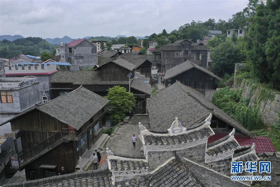 （壯麗70年&middot;奮斗新時(shí)代&mdash;&mdash;記者再走長(zhǎng)征路&middot;圖文互動(dòng)）（3）手捧棉被憶紅軍：走了那么多年，我們都念他們的好