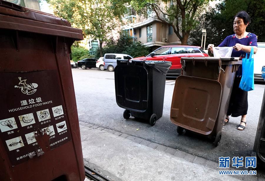 （新華視點(diǎn)&middot;圖文互動(dòng)）（1）上海垃圾分類&ldquo;滿月&rdquo;：&ldquo;拎得清&rdquo;了，&ldquo;守得住&rdquo;么？
