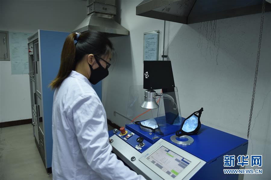 (聚焦疫情防控·圖文互動)(4)和時(shí)間賽跑——山西防疫緊缺物資生產(chǎn)一線見聞