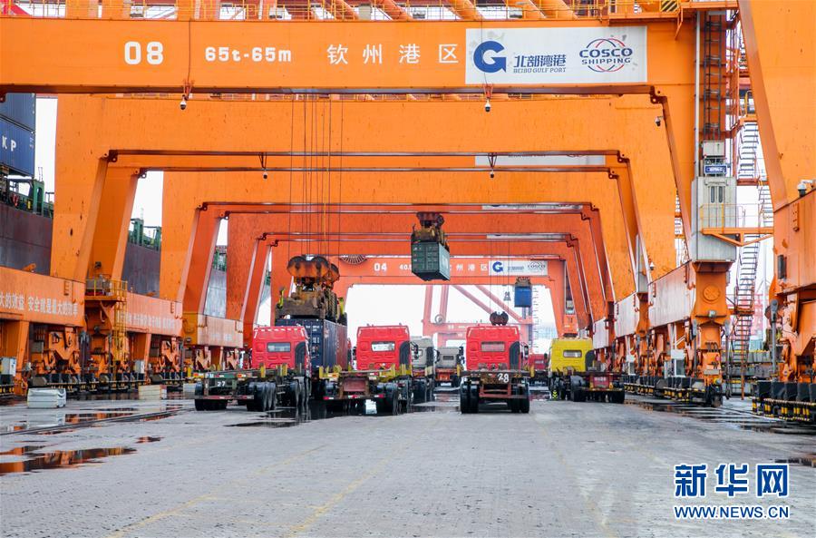 （圖文互動）（4）抓好防疫保暢，還管司機(jī)吃飯&mdash;&mdash;廣西欽州保稅港區(qū)服務(wù)企業(yè)復(fù)工見聞