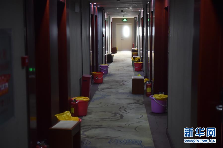 （聚焦疫情防控&middot;圖文互動）（10）&ldquo;感恩每一位&lsquo;不曾謀面&rsquo;的醫(yī)護(hù)人員&rdquo;&mdash;&mdash;探訪返京人員醫(yī)學(xué)集中隔離觀察點(diǎn)