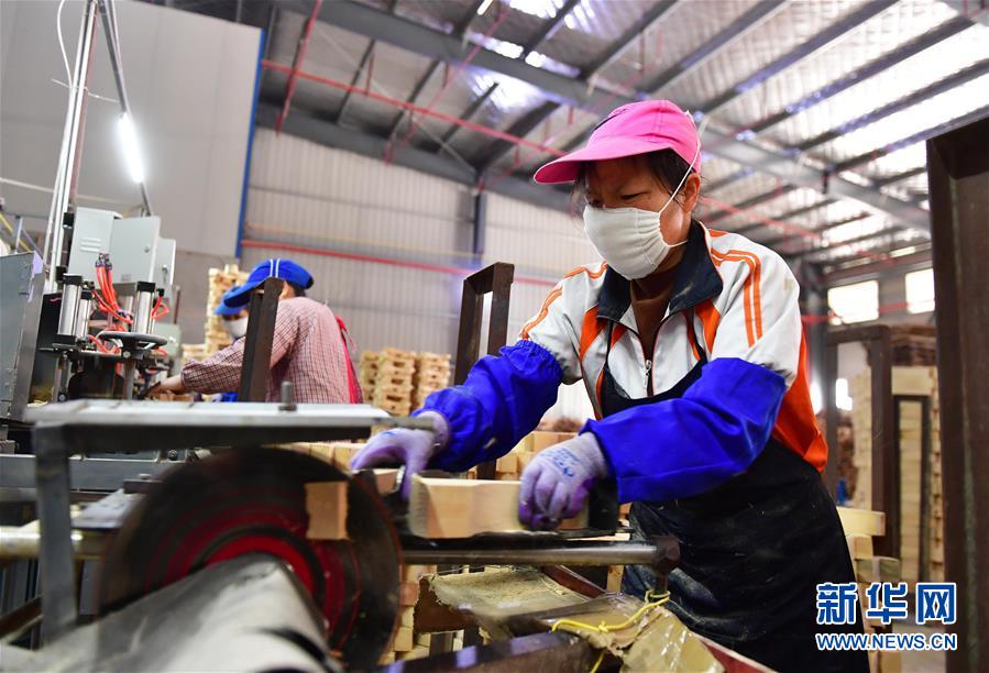 (新華全媒頭條·圖文互動)(15)磨難壓不垮 奮起正當時——習近平總書記在統(tǒng)籌推進新冠肺炎疫情防控和經(jīng)濟社會發(fā)展工作部署會議上的重要講話振奮人心凝聚力量