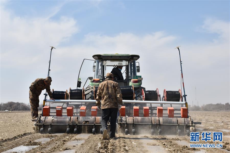 (抓好春耕備耕 穩(wěn)住農(nóng)業(yè)生產(chǎn)·圖文互動(dòng))(3)“智慧春耕”助力新疆春播