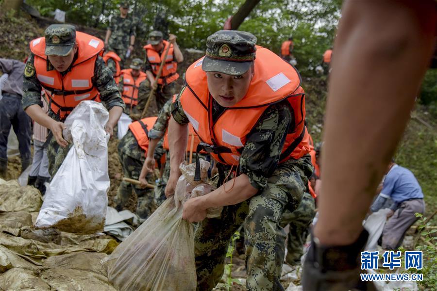 （防汛抗洪&middot;圖文互動）（6）洪水不退，子弟兵誓死不退&mdash;&mdash;解放軍和武警部隊官兵參與洪澇災害搶險救援記事