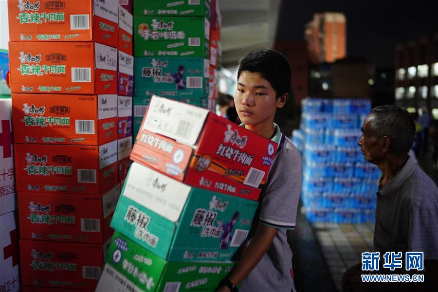 （在習近平新時代中國特色社會主義思想指引下&mdash;&mdash;新時代新作為新篇章&middot;習近平總書記關切事&middot;圖文互動）（2）遮風雨 送安穩(wěn)&mdash;&mdash;受災群眾轉移安置中的暖心故事