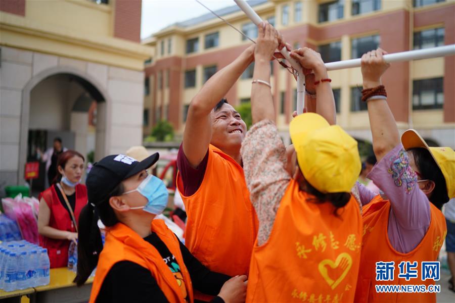 （在習近平新時代中國特色社會主義思想指引下&mdash;&mdash;新時代新作為新篇章&middot;習近平總書記關切事&middot;圖文互動）（5）遮風雨 送安穩(wěn)&mdash;&mdash;受災群眾轉移安置中的暖心故事