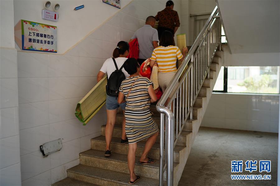 （在習近平新時代中國特色社會主義思想指引下&mdash;&mdash;新時代新作為新篇章&middot;習近平總書記關切事&middot;圖文互動）（6）遮風雨 送安穩(wěn)&mdash;&mdash;受災群眾轉移安置中的暖心故事