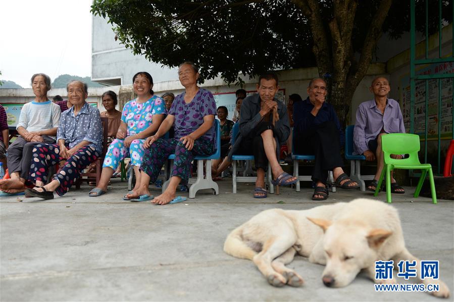 （在習近平新時代中國特色社會主義思想指引下&mdash;&mdash;新時代新作為新篇章&middot;習近平總書記關切事&middot;圖文互動）（8）遮風雨 送安穩(wěn)&mdash;&mdash;受災群眾轉移安置中的暖心故事
